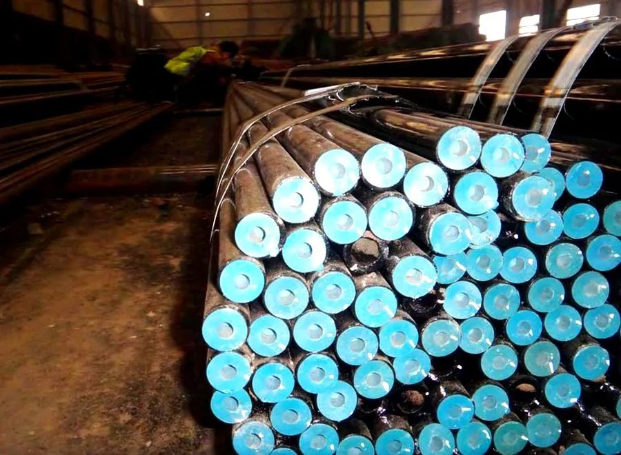 ASTM A 106 seamless carbon steel pipes with protective blue end caps, bundled and ready for despatch
